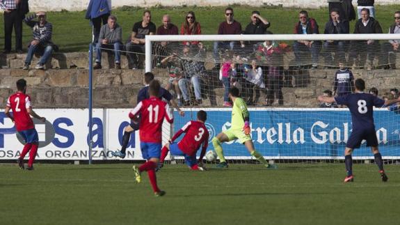 Una jugada del encuentro entre el Marino y el Sporting B. 