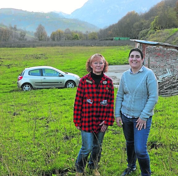 Sari González y Emma Álvarez, en la parcela morciniega en laque desarrollarán su proyecto. 