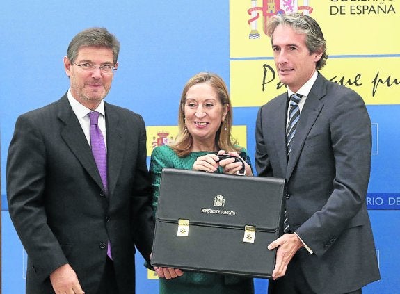 De la Serna, recibiendo hace 33 días la cartera de Fomento de manos de Ana Pastor y Rafael Catalá. 