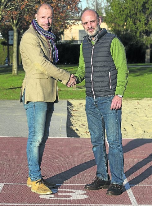 Secundino González y Antonio Corripio se saludan sobre la pista de atletismo del Grupo. 