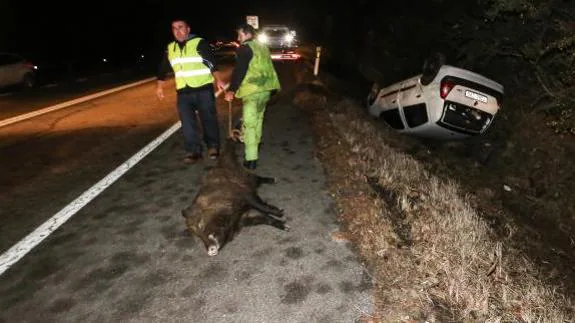 Uno de los vehículos volcó y cayó en la cuneta de la Variante.