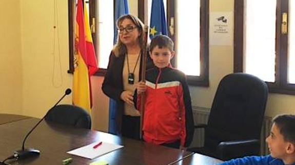 La alcaldesa de Teverga, con el alcalde infantil, Eloy Pandiella.