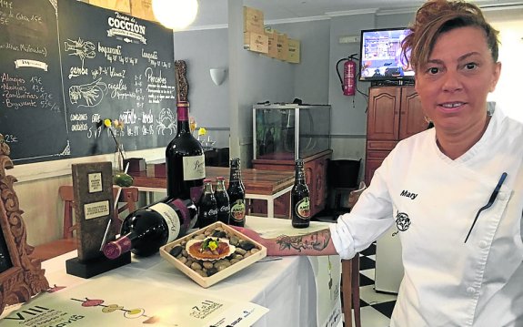 Antonia Fernández, gerente del Mesón El Centro, con su tapa. 