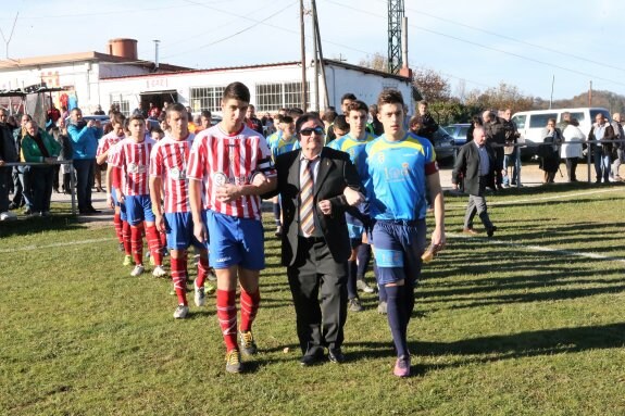 'Pepito' entró al campo acompañado por los jugadores. 
