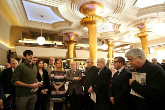 Alejandro Carantoña lee un artículo de su abuelo en presencia de la edil de Cultura, Montserrat López;            la presidenta del Ateneo Jovellanos, Isabel Moro; Rafael Loredo, Ramón Artime 'Garrucho', José Luis Martínez; Marcelino Gutiérrez, director de EL COMERCIO, y Francisco Carantoña hijo. 