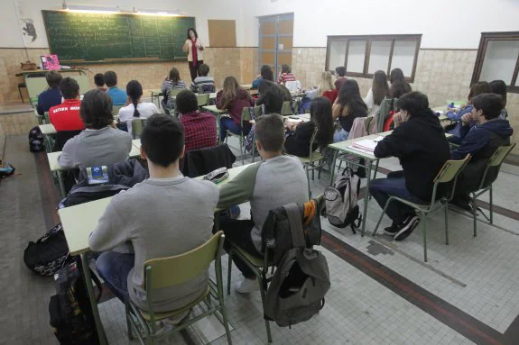 Alumnos de un instituto de Oviedo atienden en clase. 