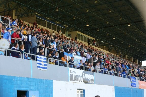 Público en las gradas del Suárez Puerta en el partido de Liga de Tercera División entre el Real Avilés y el Real Oviedo B. 