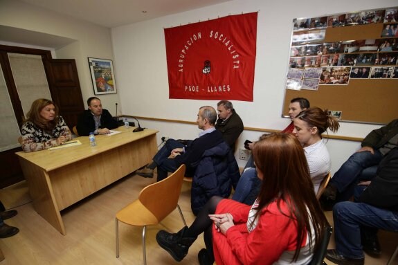 Campillo y Escandón, ayer, en la reunión de la Agrupación Socialista del Oriente en Llanes. 