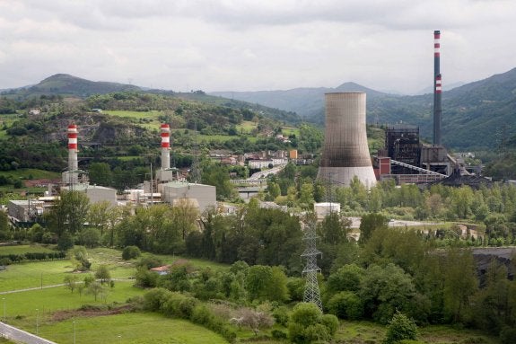 Vista de la central térmica de Soto de Ribera, de EdP. 