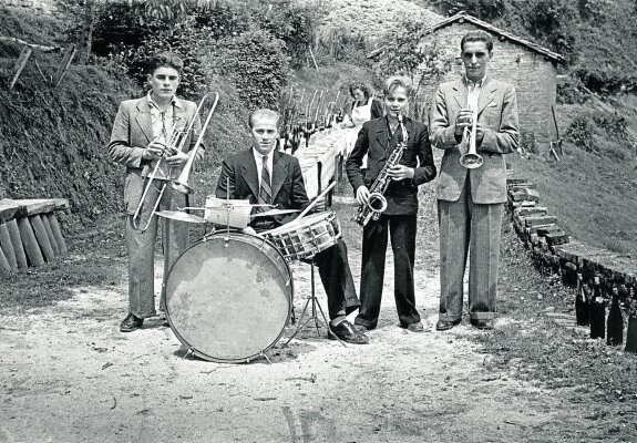 La orquesta de una boda, valle del Nalón, 1948. 