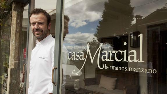 Nacho Manzano, a la puerta de Casa Marcial. 