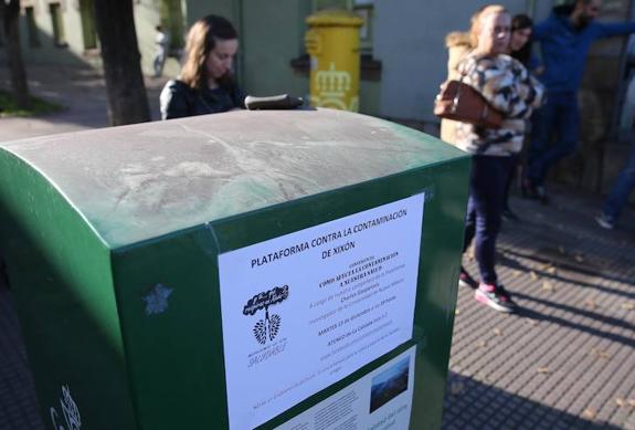 Acumulación del polvo negro caído estos días a las puertas del colegio de Xove. 