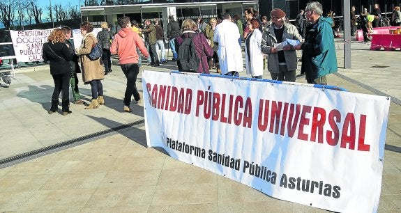 Concentración con recogida de firmas para reivindicar medidas para gestionar mejor las listas de espera en la sanidad pública. 