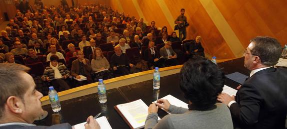 Genaro Alonso, a la derecha, explica la prueba de segundo de Bachillerato a los responsables de los centros educativos. 