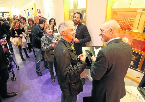El escritor Arturo Pérez-Reverte tuvo un encuentro a lo 'rock star' en la librería Cervantes. 