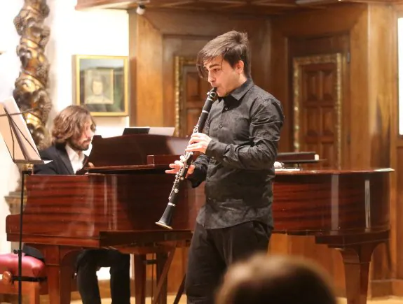 El clarinetista Pablo Monterrubio y el pianista Diego Ena actuaron en el Evaristo Valle. 