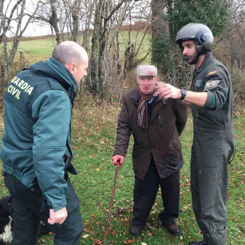 Efectivos de la Guardia Civil con Jesús Vallina tras su localización.