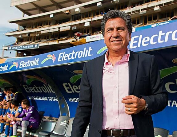 Raúl Arias en un partido en su etapa de entrenador del Atlético San Luis.