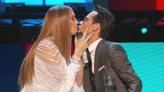 Jennifer López y Marc Anthony protagonizaron un sonado beso en los Grammy Latinos.