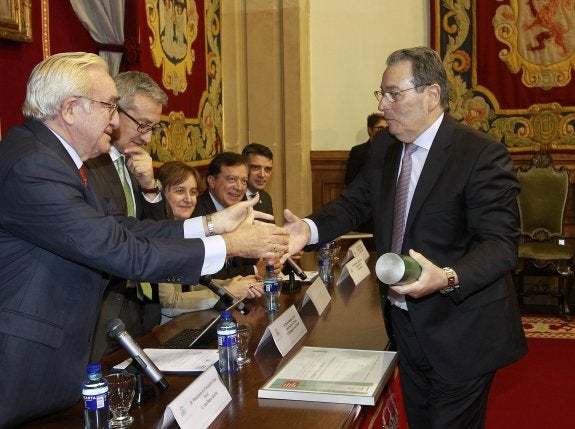 Sabino García Vallina, fundador de TSK, el pasado mes de noviembre, recibiendo el Premio al Ingeniero del Año de 2016. 