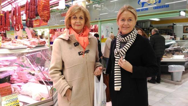 De compras, en El Fontán, con Cristina Coto, acompañada de su madre. 