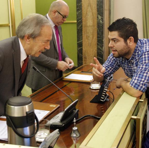 El alcalde charla con Rubén Rosón, concejal de Economía, en el Pleno. 