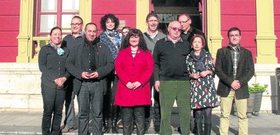 La alcaldesa, en el centro, junto a  Manuel Alfonso, a su izquierda, y el resto de homenajeados. 