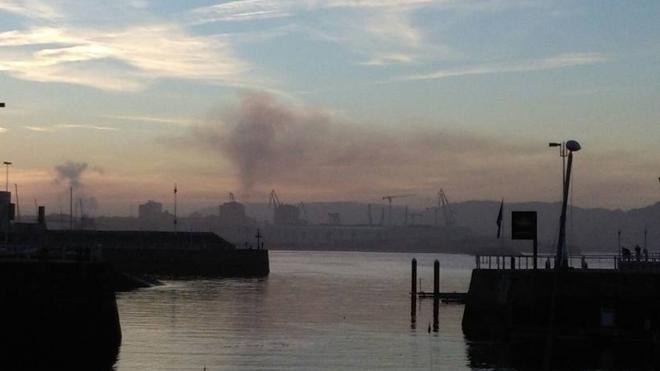 La nube negra que ha suscitado una gran preoucpación entre los vecinos de la zona Oeste vista desde el Puerto Deportivo.