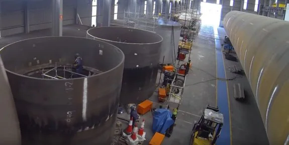 Soldadores trabajando en el interior de grandes depósitos en una de las naves de Idesa. 