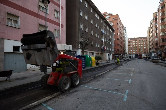 Los trabajos para renovar el asfalto de la calle del Prado comenzaron ayer.