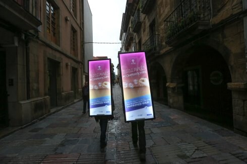 Dos hombres anuncio recorren la Ferrería en la campaña de promoción de la compra en el comercio de ciudad de UCAYC en octubre. 