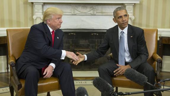 Donald Trump y Barack Obama, circunspectos, durante su primer encuentro tras los comicios.