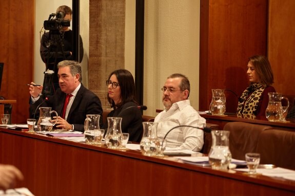 El portavoz popular, Carlos Rodríguez de la Torre, durante su intervención, con los ediles Bretón, Araujo y Fernández Hurlé. 