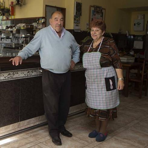 Loli, junto a su esposo, en el bar.