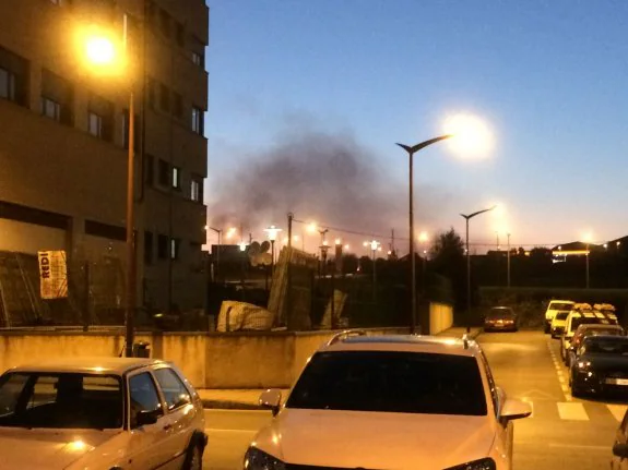 Columnas de humo en el barrio de Jove, anoche, donde se registran altos niveles de polución. 