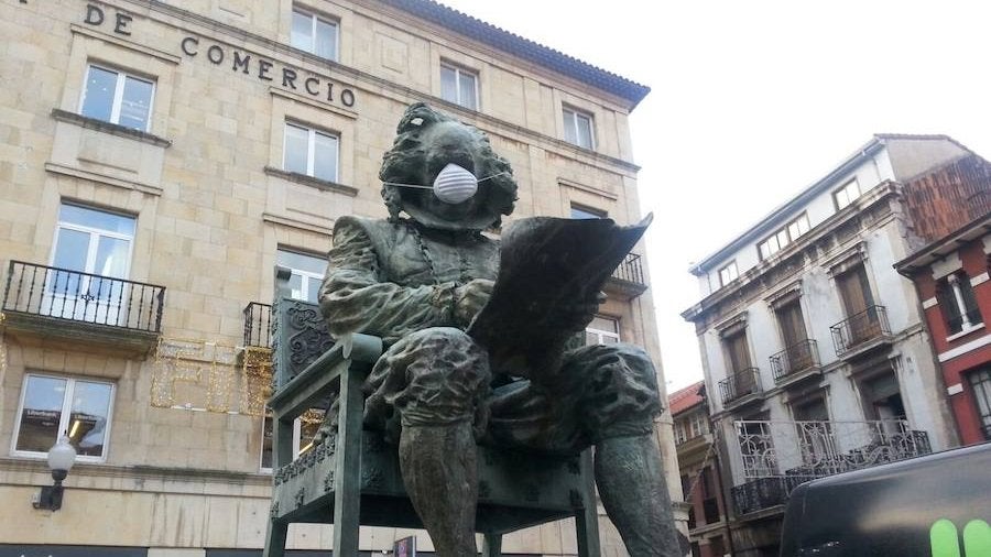 La estatua de Carreño Miranda, con mascarilla.