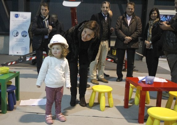 Carmen Moriyón, junto a la pequeña Catalina Sainz, en uno de los talleres del salón infantil. 