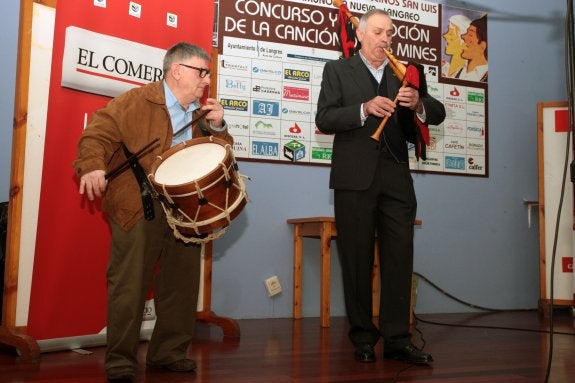 Gala de veteranos celebrada en 2015. En la imagen, al tambor, Fermín García, y José Manuel Estrada, a la gaita. 