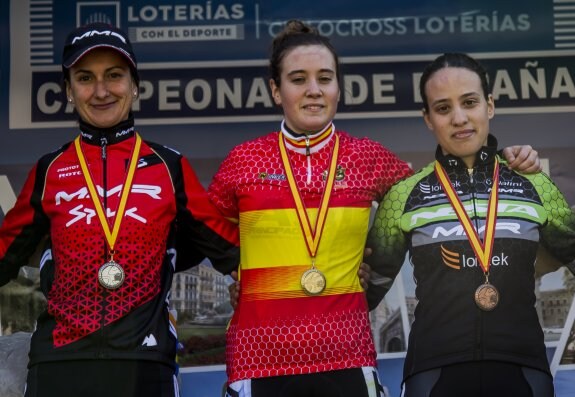 Alicia González, en el centro, flanqueada por Aida Nuño, a la izquierda, y su hermana Lucía González, a la derecha. 