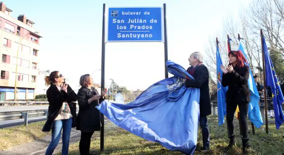 Momento en el que el alcalde retira la bandera de Oviedo que cubría la placa con la nueva denominación. 