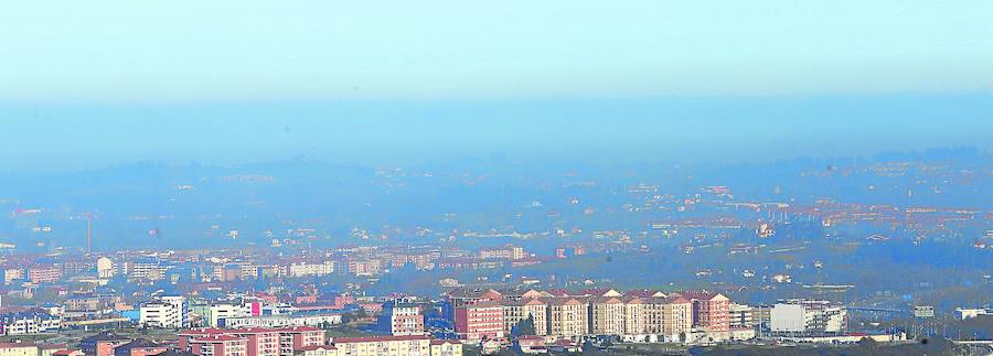 Nube de contaminación que permaneció ayer durante todo el día sobre Oviedo y sus alrededores. 
