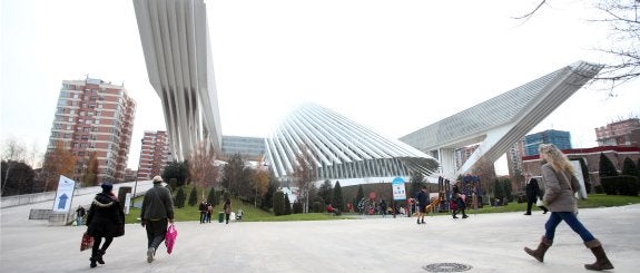El complejo, diseñado por Santiago Calatrava, con la característica visera, que ha quedado inmóvil. 