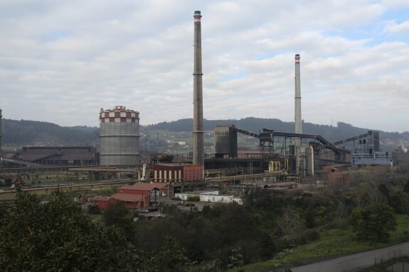 La planta que ArcelorMittal tiene en Gijón, con las baterías de cok situadas entre las dos chimeneas. 