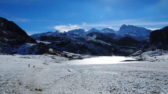 El lago Ercina, en Covadonga, nevado el pasado mes de diciembre.