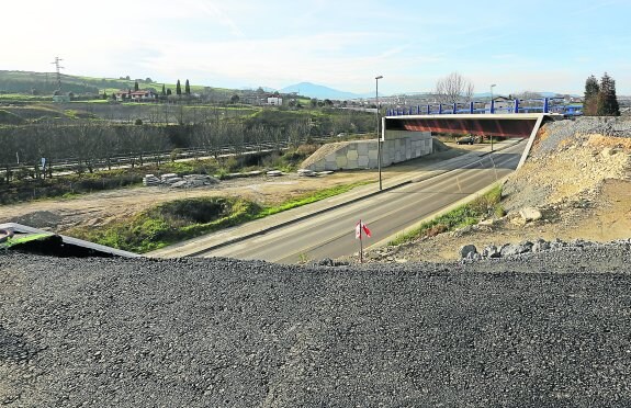 Contraste entre la primera fase de las obras, casi concluida con los primeros puentes construidos y hasta el trazado asfaltado, y la paralización al otro lado de la autovía. 