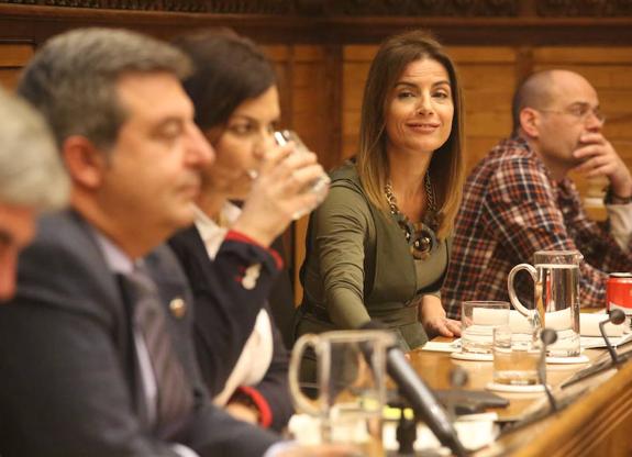 La concejala Eva Illán, junto Esteban aparicio y Montserrat López durante la sesión plenaria. 