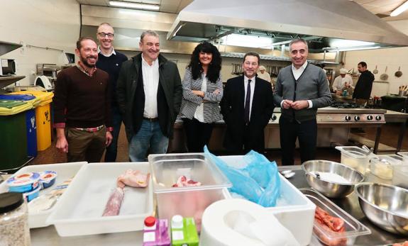 Ricardo Galán, Pablo Suárez, Manuel Capellán, Maria José Fernández, Genaro Alonso y Luis Alberto Martínez, durante la visita del consejero a la Escuela de Hostelería. 