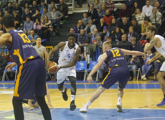 Un lance del encuentro en Oviedo.
