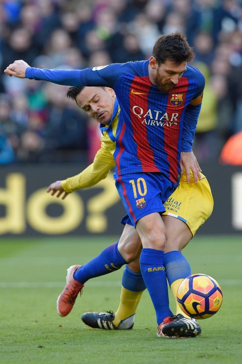 El azulgrana Messi supera la entrada de Roque Mesa. 