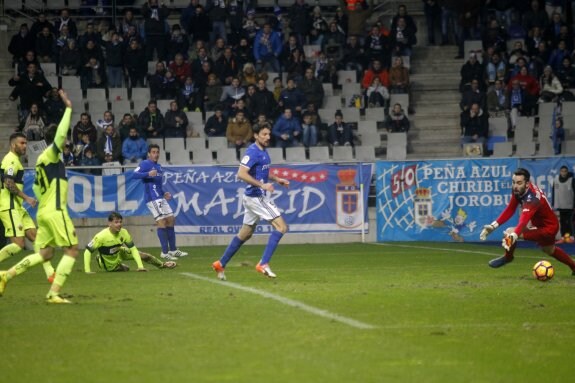 Toché contempla la trayectoria de su remate mientras Juan Carlos trata de detenerlo en la acción del primer gol del Real Oviedo. 